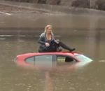 sauvetage Une femme sur le toit de sa voiture dans une inondation
