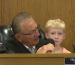 juge Un juge demande de l'aide à un enfant pour juger son père