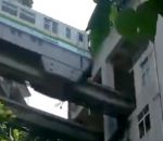 monorail Un métro passe dans un immeuble