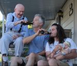 biere Des papas donnent le biberon à leurs bébés