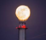 lune La Super Lune au-dessus d'une cheminée de raffinerie