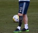 messi football jambe Le tatouage chaussette sur la jambe de Messi