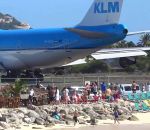avion decollage reacteur Touristes sur une plage vs Souffle des réacteurs