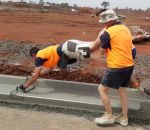 ouvrier lisser Travail d'équipe pour lisser une bordure en ciment