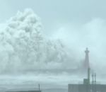 typhon vague Des vagues énormes s'abattent sur un phare