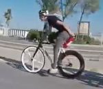 cycliste Un extincteur sur le vélo en guise de nitro