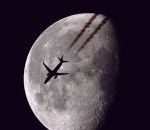avion Un Boeing 737 passe devant la lune