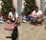 noel homme Trop excité par sa PS4 à Noël, il se fait attaquer par son chat