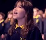 fille enfant Une enfant autiste chante « Hallelujah » avec une chorale