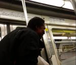 paris metro passager  Fou rire dans le métro
