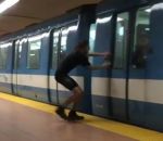 arreter redemarrer Un homme contrôle le métro