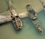 guerre sable Les restes d'un avion de la Seconde Guerre mondiale sur une plage au Pays de Galles