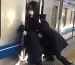 japon train pousseur Des « pousseurs » font rentrer des passagers dans le métro