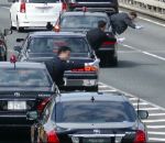cortege premier Le premier ministre Japonais s'insère sur l'autoroute