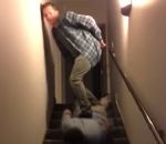 debout homme Surfer dans l'escalier sur son pote ivre