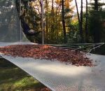 filet protection suspension Une trapéziste tombe sur un tas de feuilles mortes