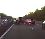 autopilot Une Tesla détecte un ralentissement et évite un accident