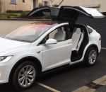 voiture noel Les Tesla Model X s'animent pour Noël
