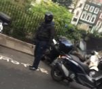 passant Deux voleurs de moto à Londres en plein jour