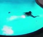 pied fail 8Booth saute dans une piscine et se rate