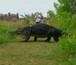 geant floride Un alligator géant passe devant des touristes