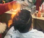 enflammer Un coiffeur enflamme les cheveux de son client