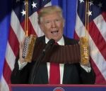 trump Donald Trump joue de l'accordéon