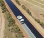 equipe travail Un drone filme le bitumage d'une route