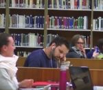 camera blague Écouteurs mal branchés à la bibliothèque (Les Inachevés)