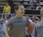 basket Un enfant marque 3 paniers d'affilée du milieu de terrain