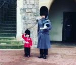 salut uniforme Mini garde royal en photo avec un vrai garde