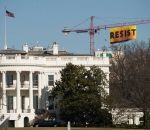 washington Greenpeace déploie une bannière RESIST près de la Maison Blanche