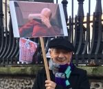 femme Sir Ian McKellen tient la pancarte « Picard mème » à la « Marche des femmes » de Londres