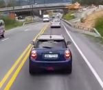 accident voiture Une Mini Cooper freine devant un camion