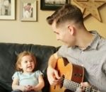 reprise guitare Un papa et sa fille de 4 ans chantent « You've Got a Friend In Me »