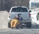 obese fauteuil Un pick-up remorque une femme obèse