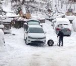 chaine neige Un touriste met les chaines sur sa voiture (Grand-Bornand)