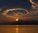 spirale nuage Coucher de soleil sur la vallée des papillons en Turquie