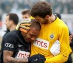 football joueur supporter Un gardien console son coéquipier victime de chants racistes pendant 90 minutes