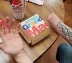 hamburger mcdonalds main Grand Mac, vous allez avoir besoin de vos deux mains