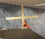 fail escalator Jésus porte sa croix dans un escalator