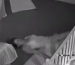 technique bebe Une maman sort de la chambre de son bébé endormi