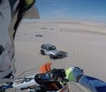 dune desert moto Une moto atterrit sur une Jeep dans le désert