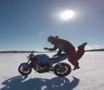 glace Une moto roule toute seule sur un lac gelé