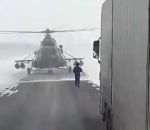 route Un pilote d'hélicoptère kazakh se pose sur la route pour demander son chemin