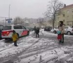 neige enfant boule Un policier fait une bataille de boules de neige avec des enfants