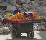 syrie alep Un vendeur de fruits au milieu des décombres
