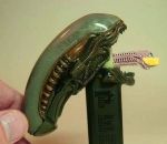 monstre alien distributeur Alien PEZ
