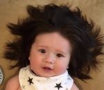 long cheveux Un bébé avec des cheveux longs