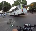 moto depassement motard Un motard renversé par un bus s'en sort miraculeusement (Brésil)